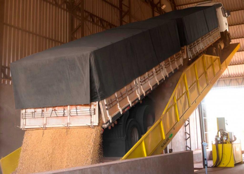 Despoeiramento de moega com tombador