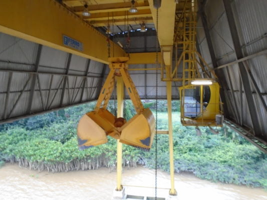 Moega de recebimento elevada com o sistema DustControl da Wings Ltda