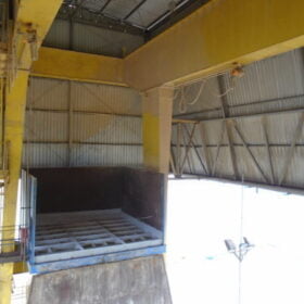 Moega de recebimento elevada com o sistema DustControl da Wings despoeiramento