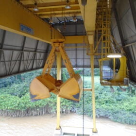 Moega de recebimento elevada com o sistema DustControl da Wings despoeiramento