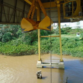 Moega de recebimento elevada com o sistema DustControl da Wings despoeiramento